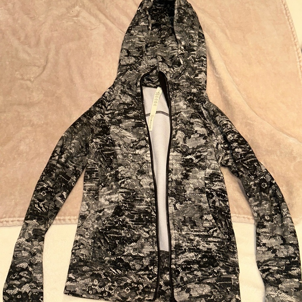 Lululemon jacket size 2 excellent condition